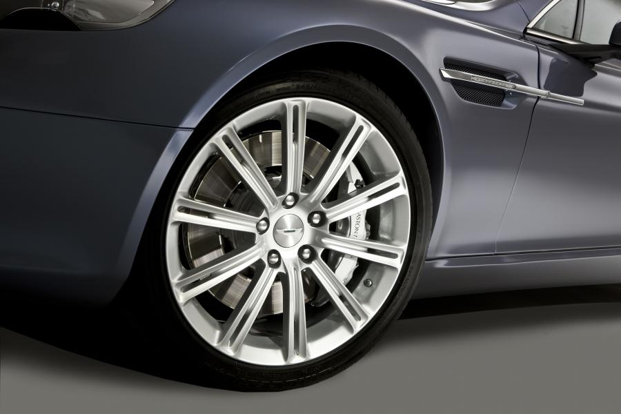 Колеса Aston Martin Rapide 2010 года  (фото 178 из 190)